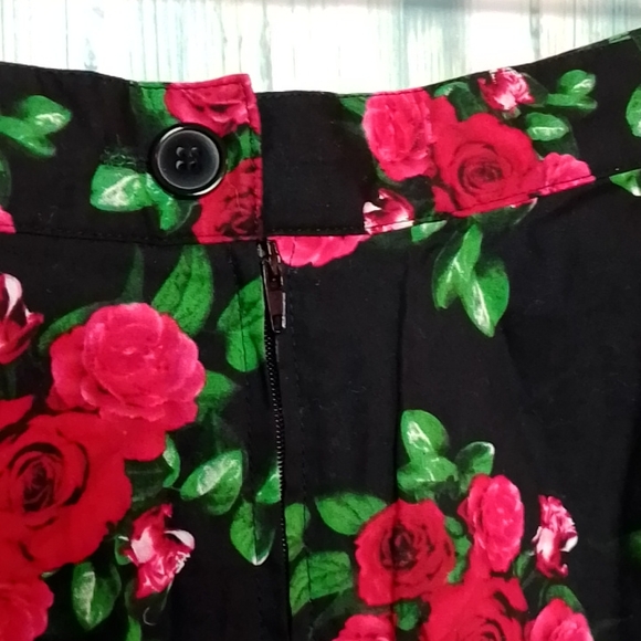 Hell Bunny floral circle skirt red & black medium - Picture 3 of 5